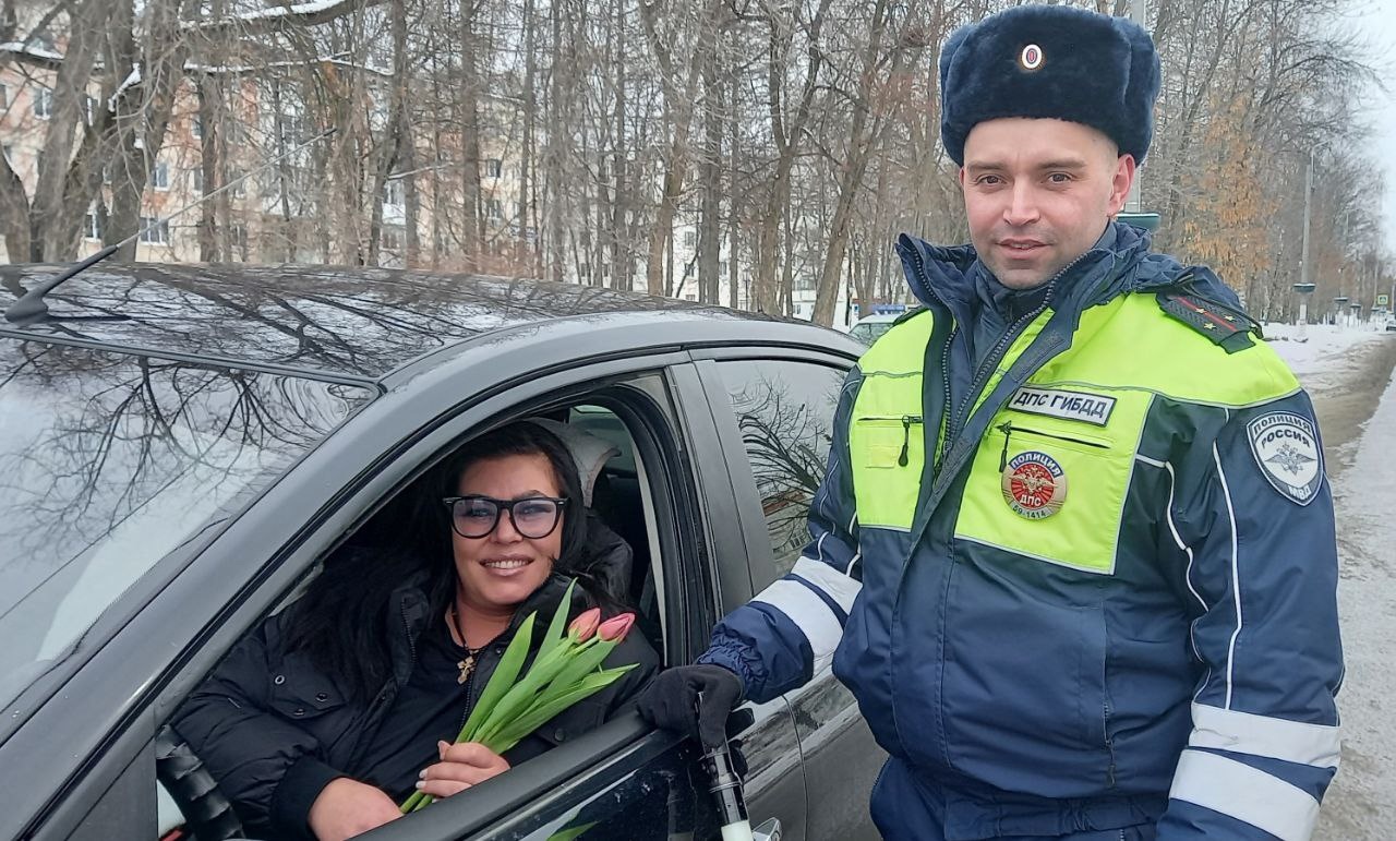 Чайковским автоледи 8 Марта дарили цветы