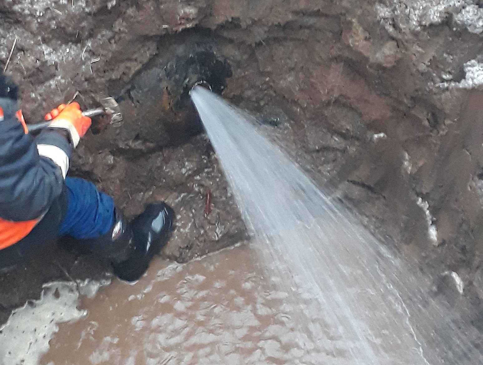 Ремонтная бригада Чайковского Водоканала устранила три порыва на магистральном водопроводе
